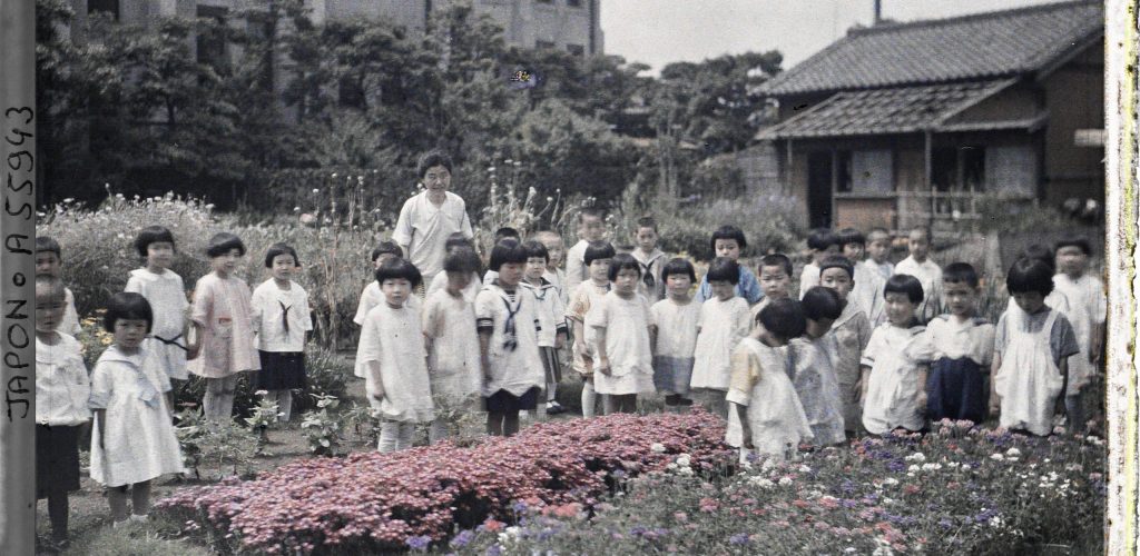 Ecoled'Aoyama-jeunesecoliersvetusal'occidentale-presd'unmassifdefleurs_A55943